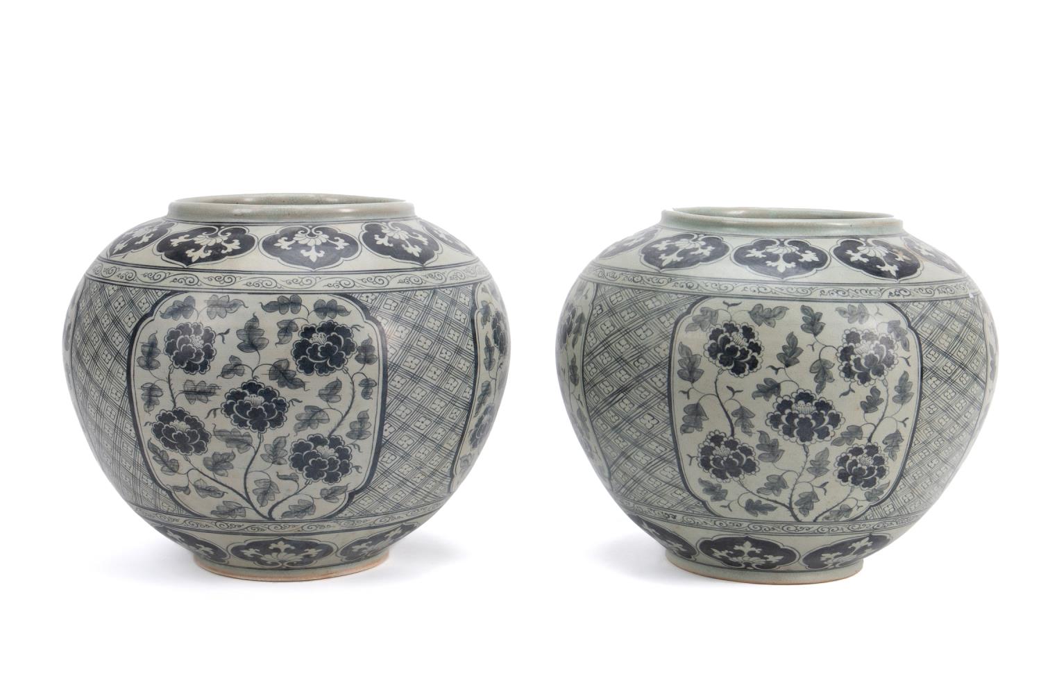 PAIR LARGE CHINESE BLUE WHITE 2bfb34