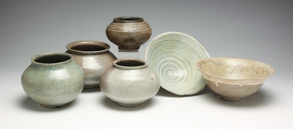 SIX KOREAN POTTERY BOWLS AND JARS  2c2d6f