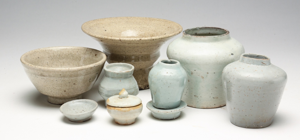 GROUP OF KOREAN POTTERY INCLUDING 2c2df9