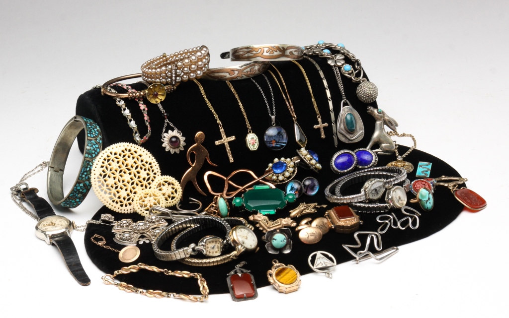 SMALL GROUP VINTAGE COSTUME JEWELRY.
