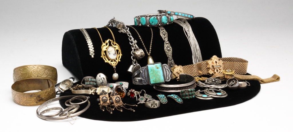 GROUP OF VINTAGE COSTUME JEWELRY.