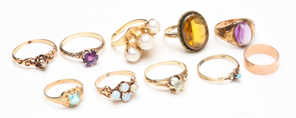 GROUP OF VINTAGE RINGS - MOSTLY