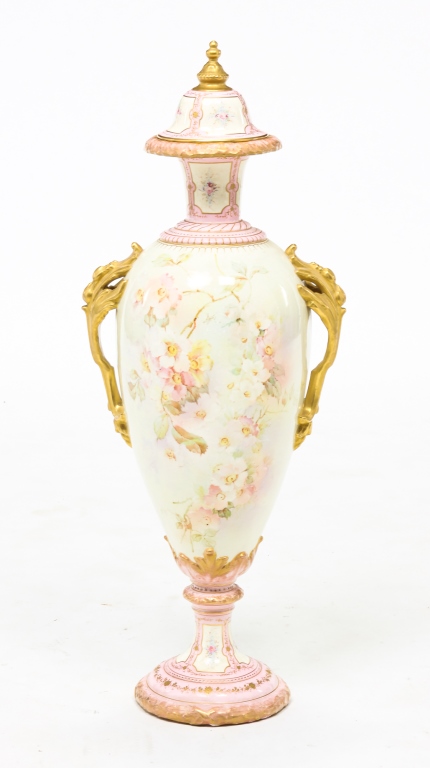 GERMAN ROYAL BONN URN. Ca. 1900.