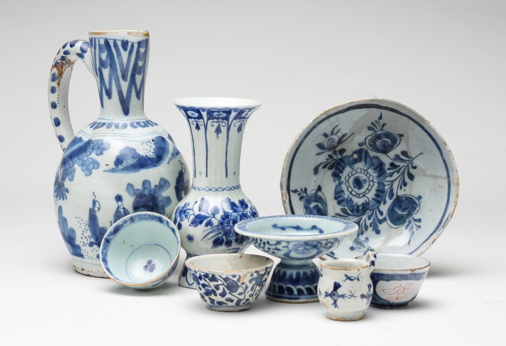 EIGHT BLUE AND WHITE POTTERY PIECES  2c3043