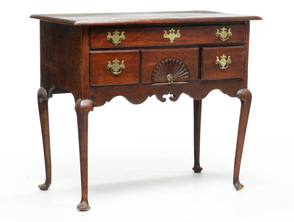 AMERICAN QUEEN ANNE DRESSING TABLE  2c30c3