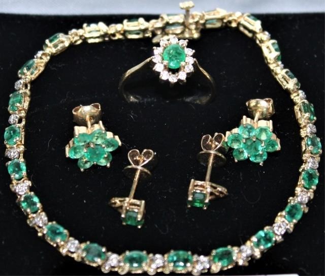 GOLD AND EMERALD JEWELRY SUITE.