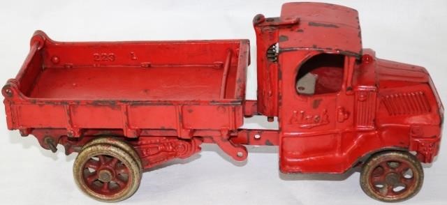 CAST IRON ARCADE MACK DUMP TRUCK.