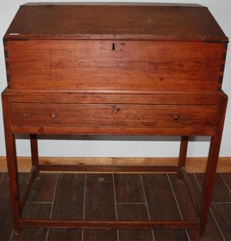 EARLY 19TH CENTURY AMERICAN PINE STOREKEEPER’SDESK.