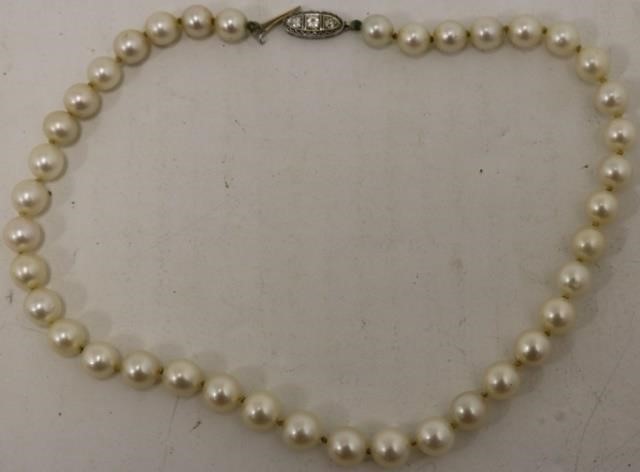 16 GRADUATED PEARL NECKLACE WITH 2c2254