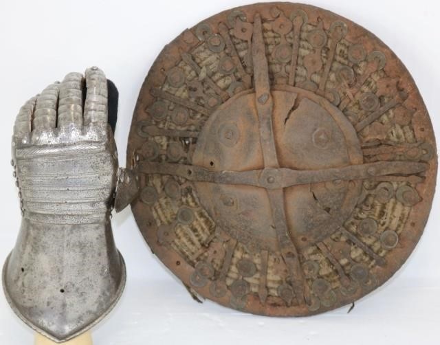 16TH C GERMAN LEFT HANDED GAUNTLET WITH