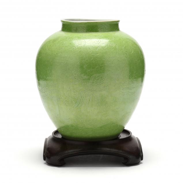 A LARGE CHINESE GREEN GLAZED PORCELAIN