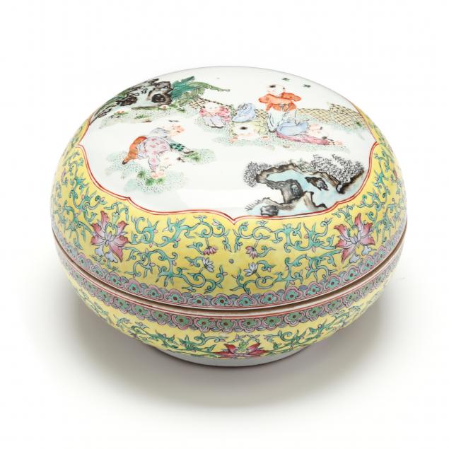 A CHINESE PORCELAIN ROUND BOX WITH 2c5147