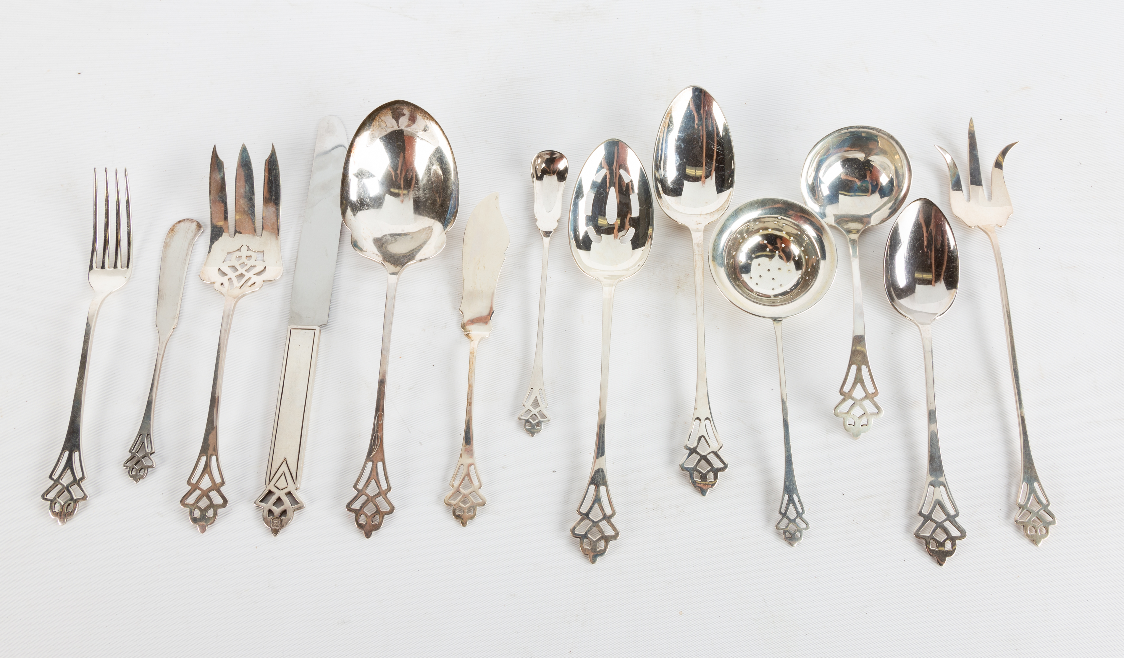 LUNT STERLING SILVER PYNCHON FLATWARE