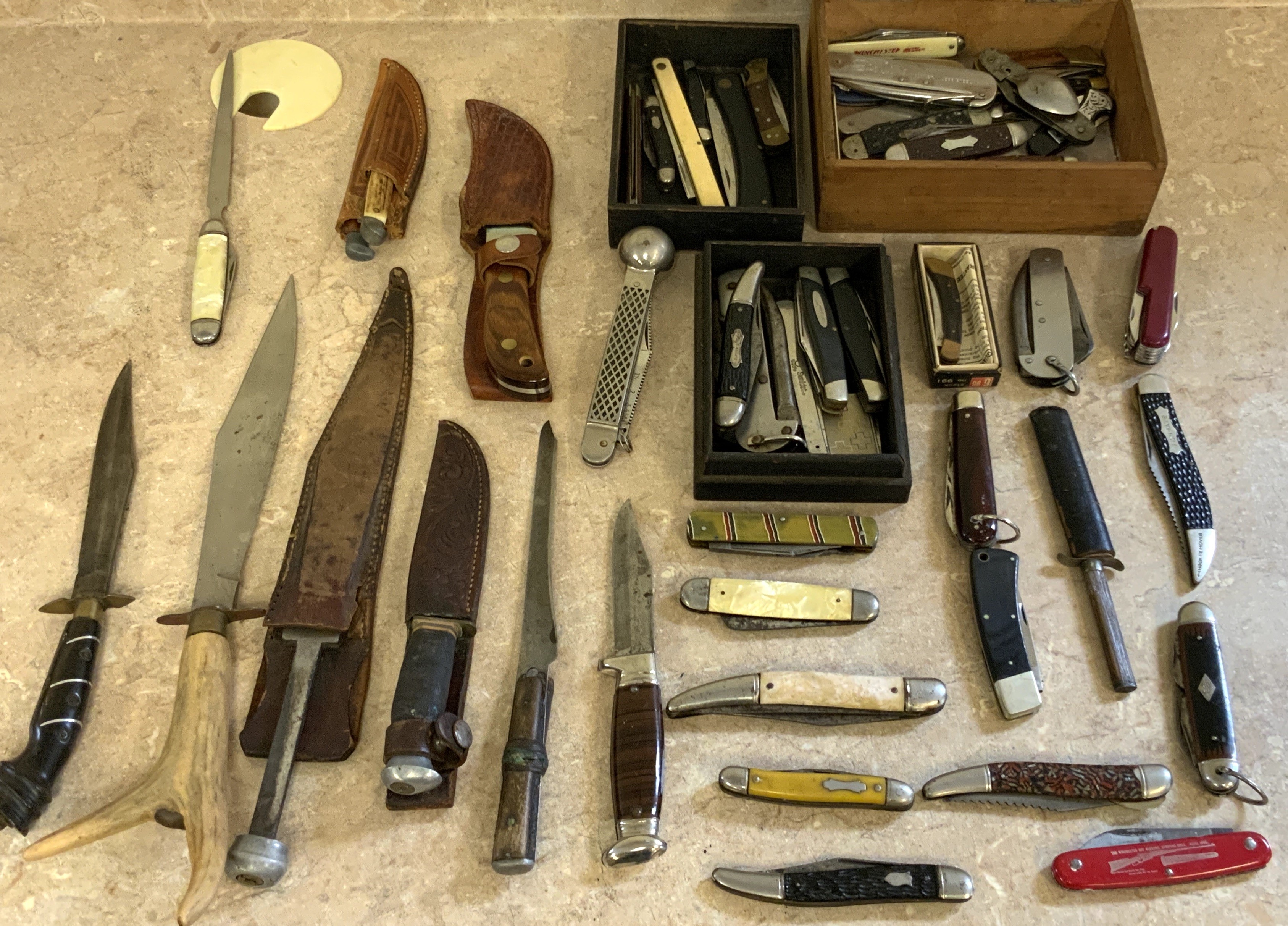 GROUP OF FIXED BLADE & POCKET KNIVES