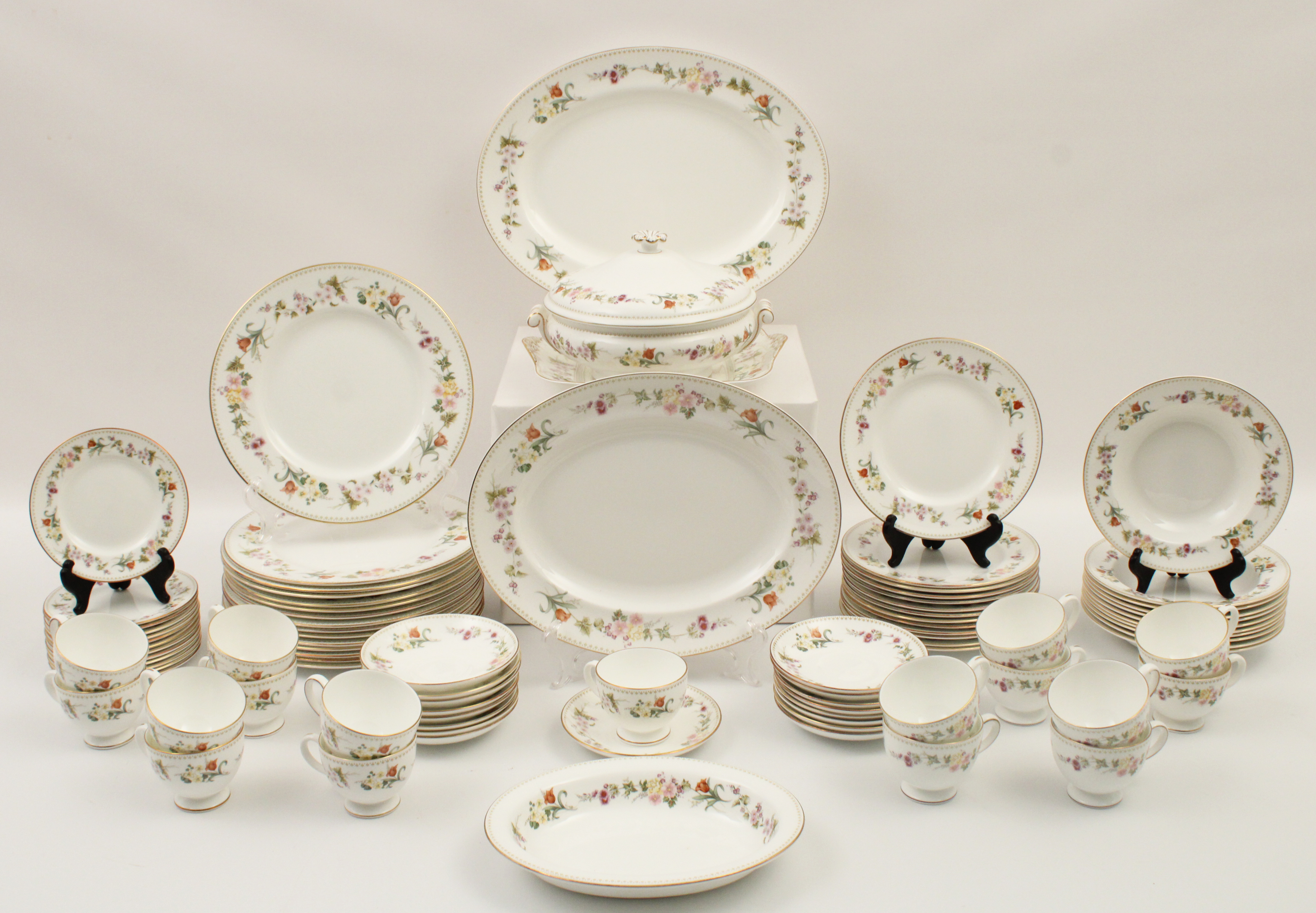 WEDGEWOOD MIRABELLE DINNER SERVICE 2c89ac