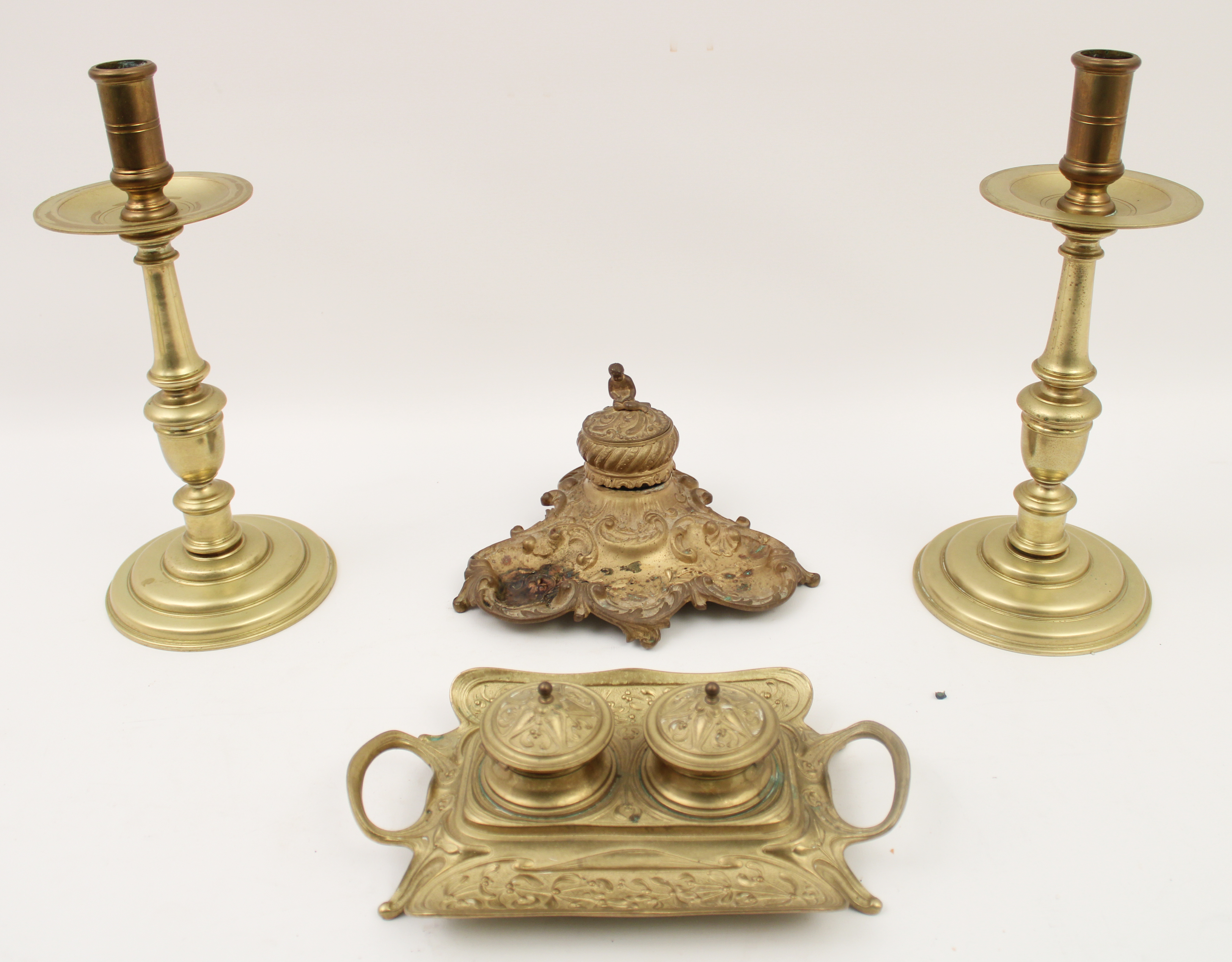 GROUP OF 4 BRASS DECORATIVE ITEMS 2c89d6