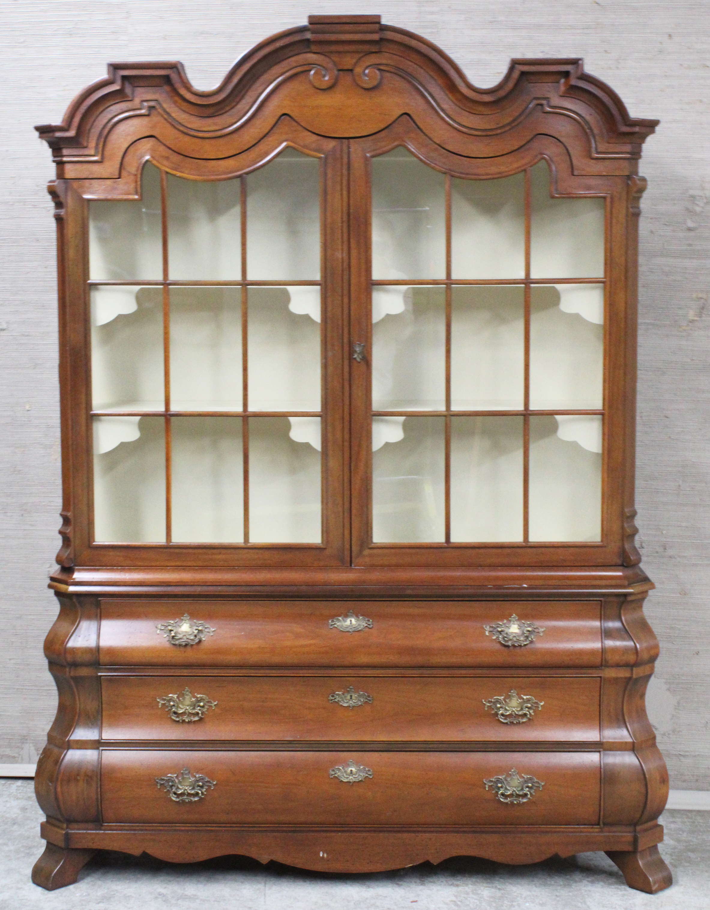 HENREDON CHINA CABINET Dutch style 2c8bcd