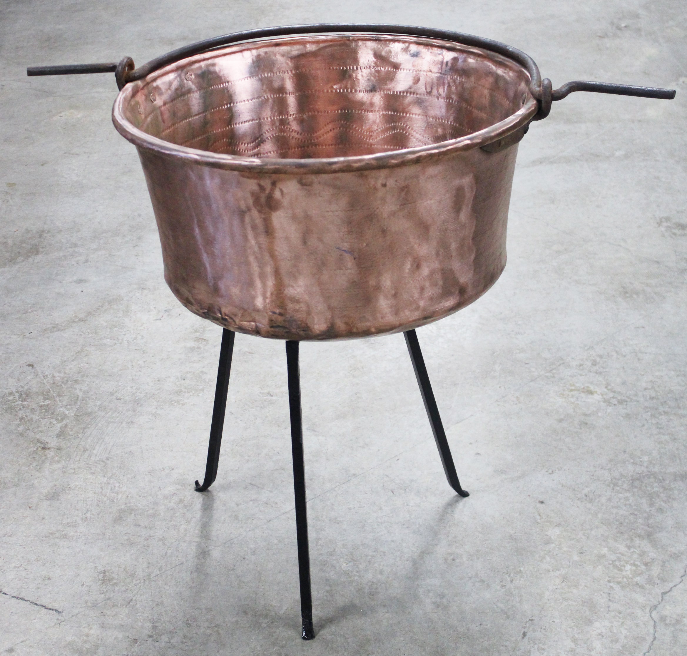 LARGE ANTIQUE COPPER BUCKET W STAND 2c8c9d