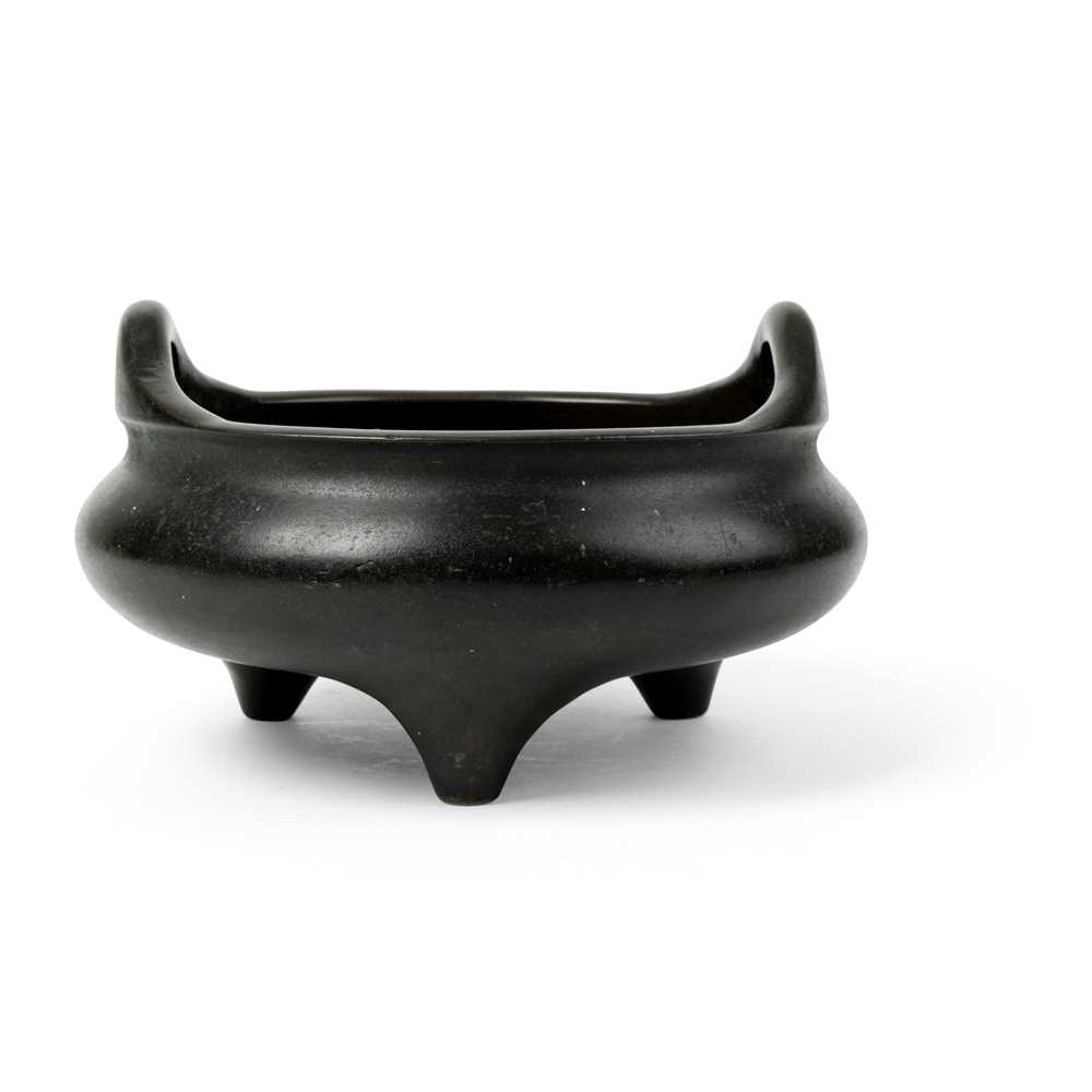 BRONZE TRIPOD CENSER
XUANDE MARK,