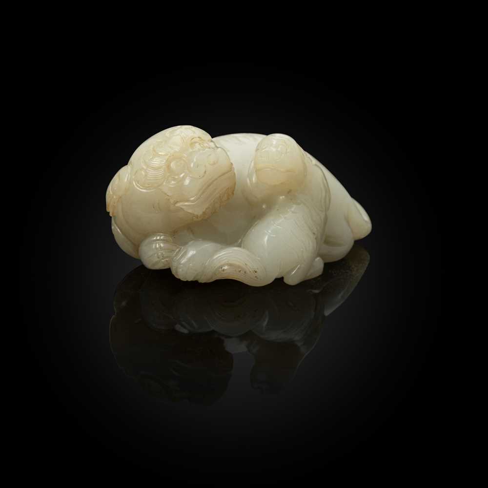WHITE JADE CARVING OF A LION DOG 2cab93