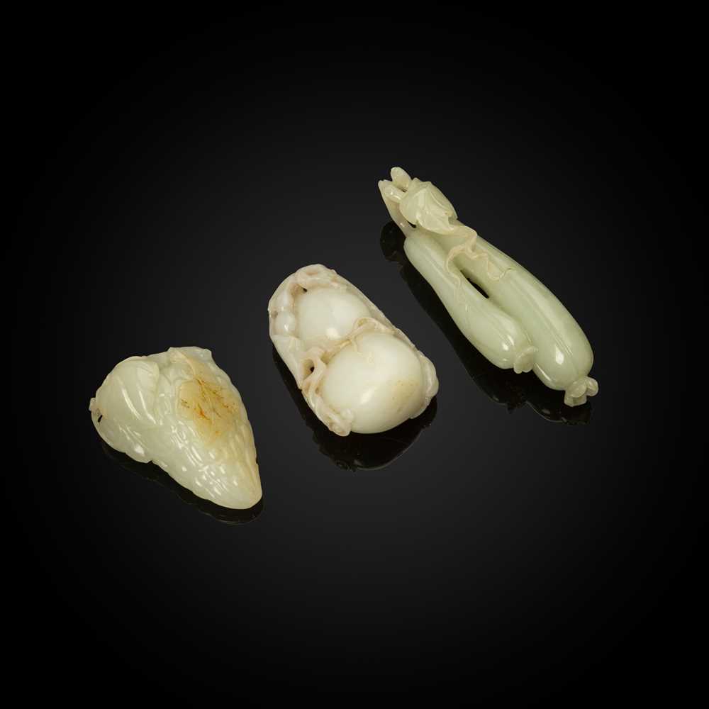 GROUP OF THREE JADE PENDANTS QING 2cab9e