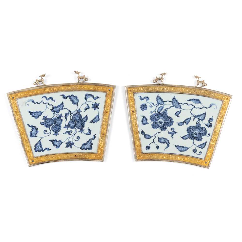 PAIR OF BLUE AND WHITE PLAQUES MING 2cabce