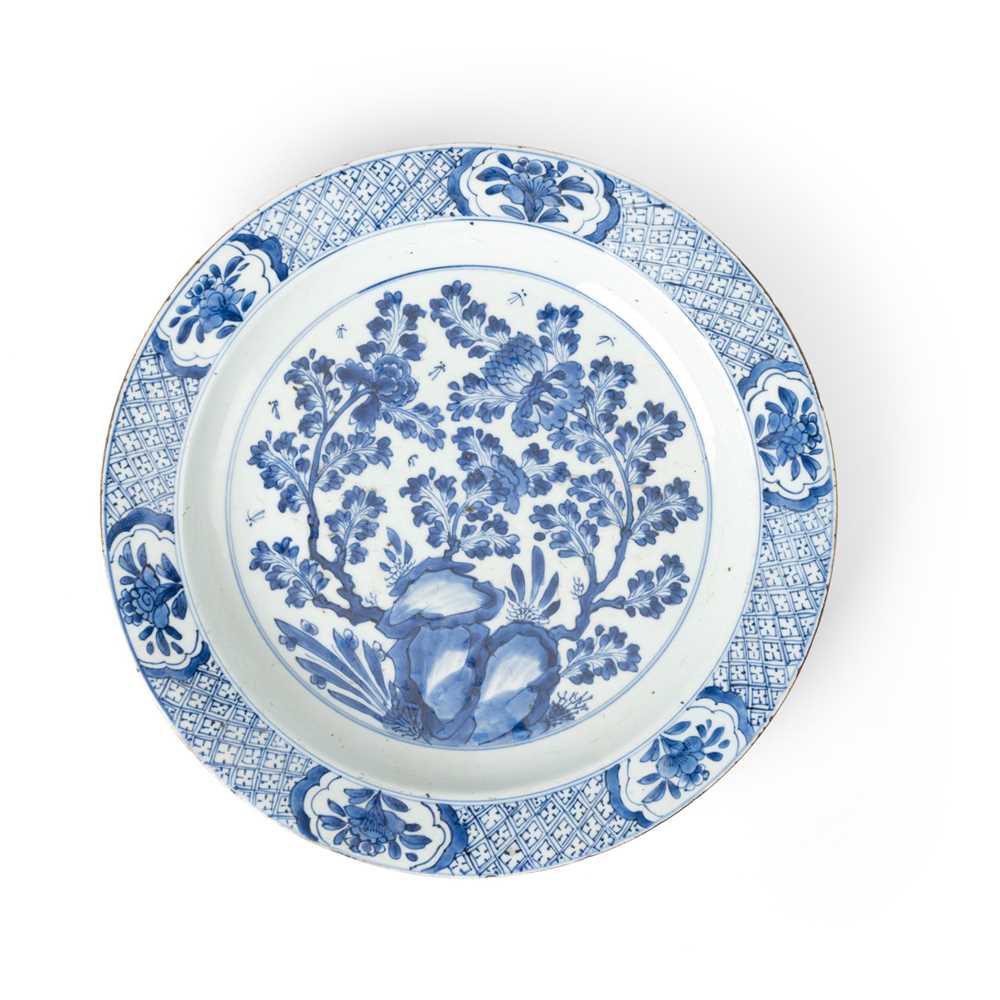 LARGE BLUE AND WHITE 'FLOWER' PLATE
QING