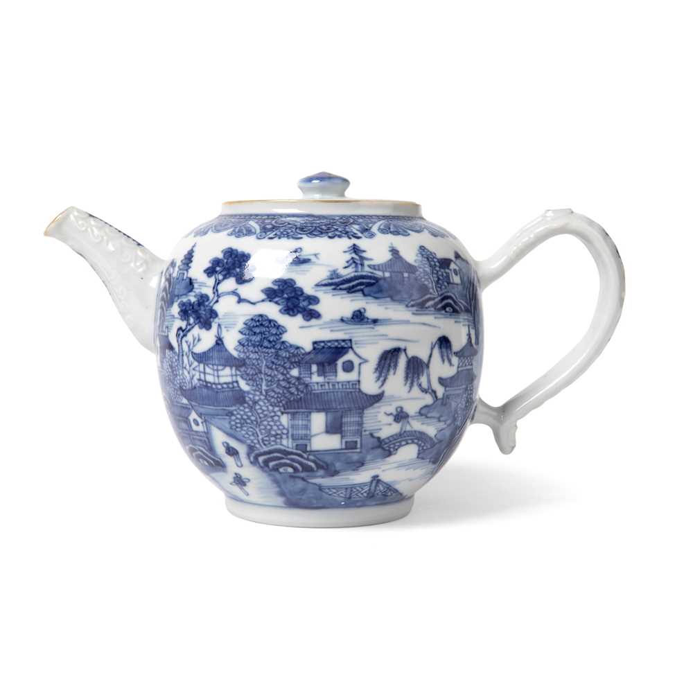 BLUE AND WHITE LIDDED TEAPOT
QING