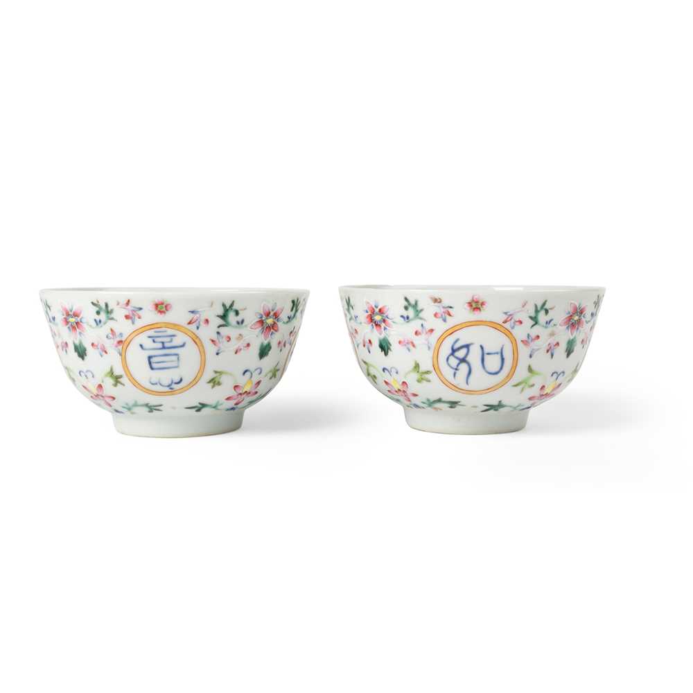 PAIR OF FAMILLE ROSE FLOWER CUPS QING 2cac46