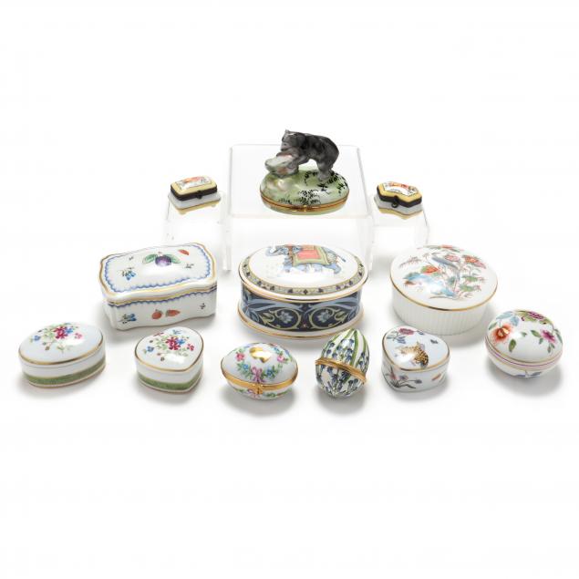 A SELECTION OF TWELVE PORCELAIN