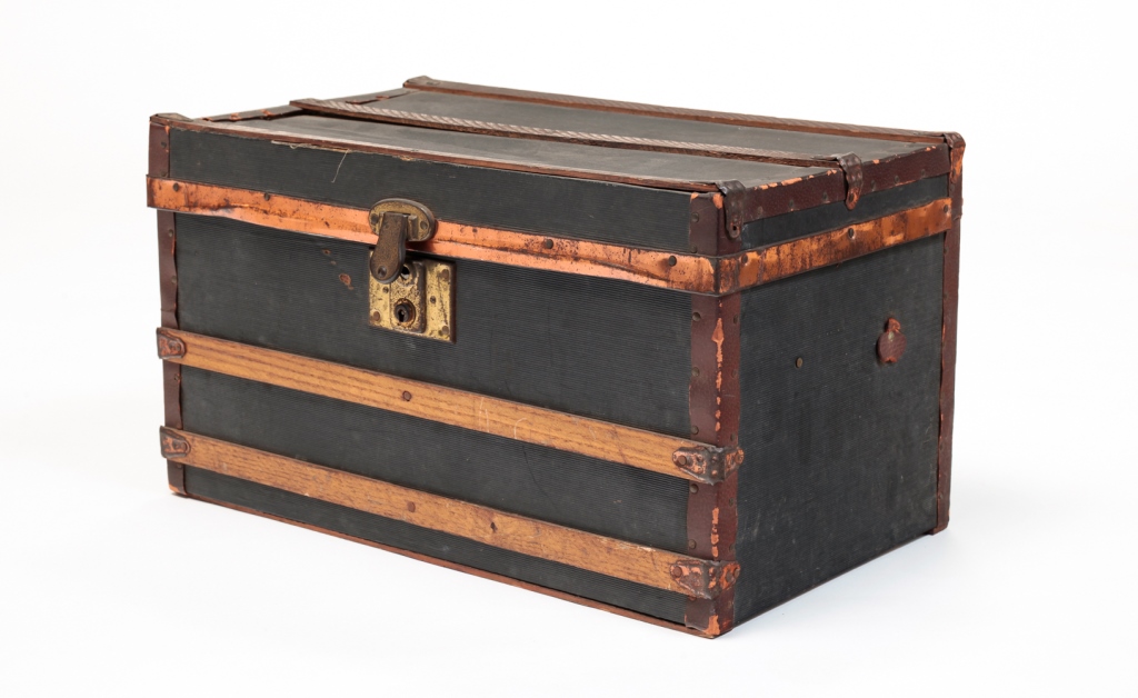 AMERICAN DOLL TRUNK. Late 19th-early
