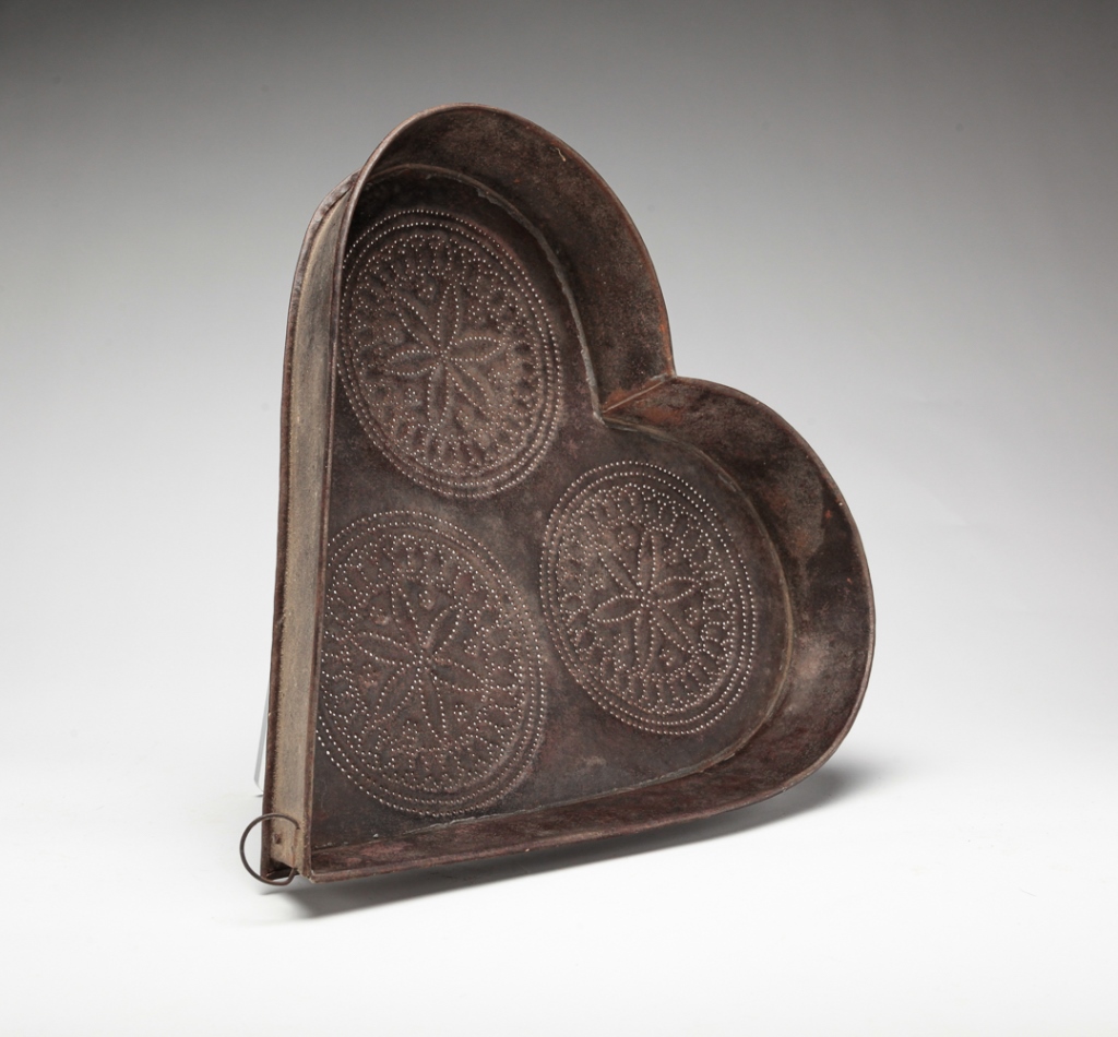 AMERICAN HEART SHAPED TIN MOLD.