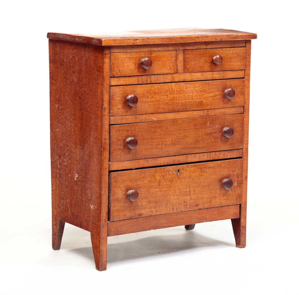 AMERICAN DIMINUTIVE COUNTRY CHEST.