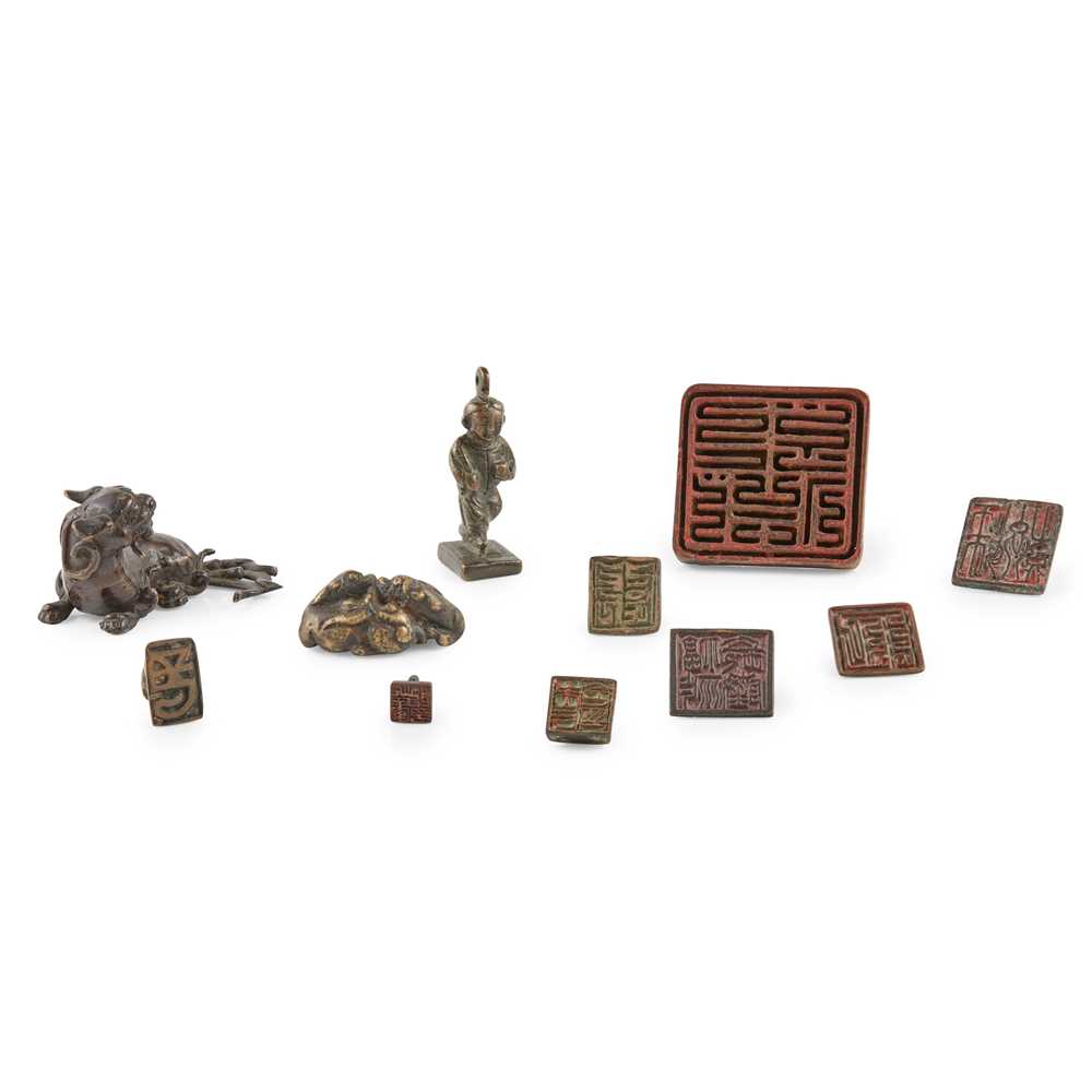 COLLECTION OF ELEVEN BRONZE ARTICLES 2cc569