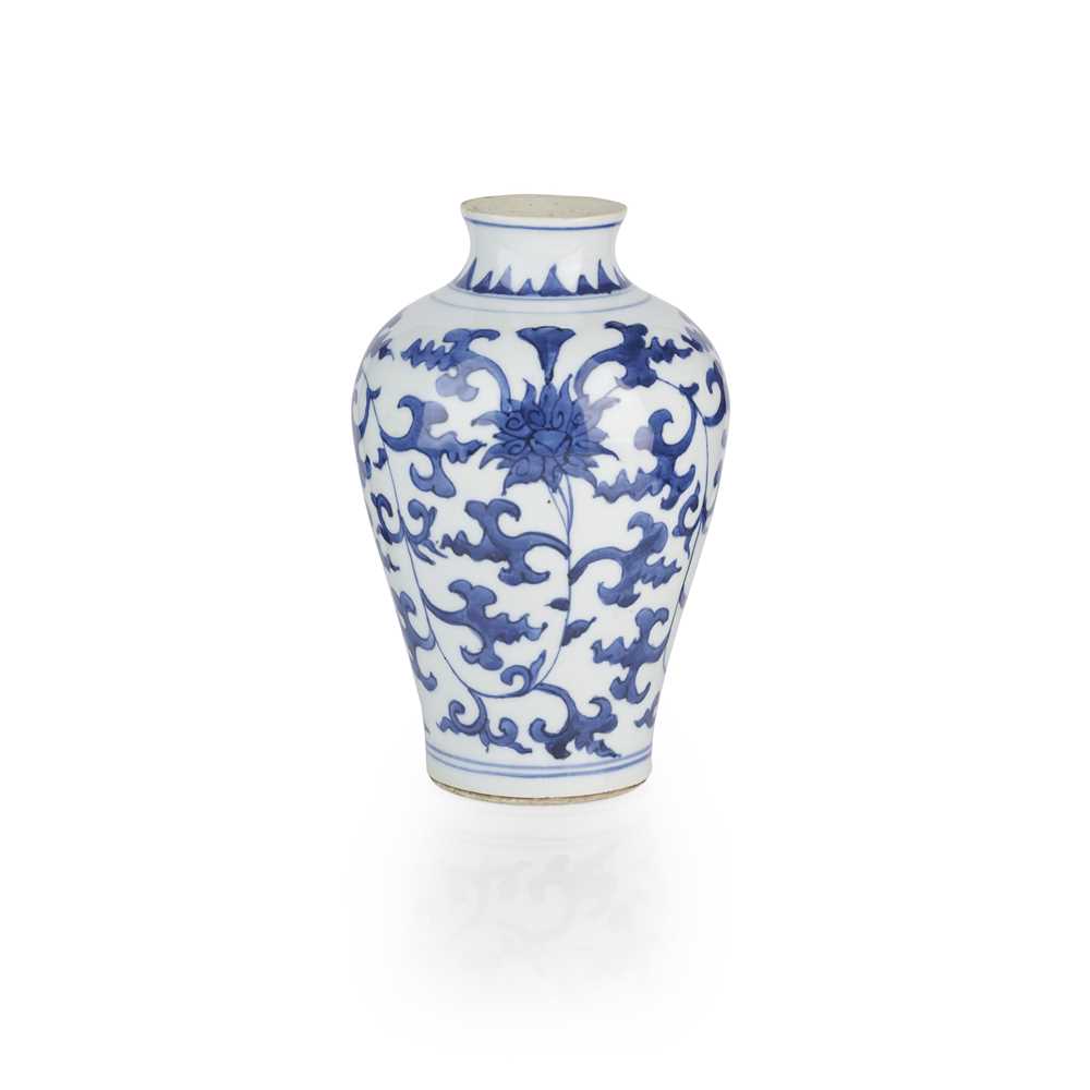 BLUE AND WHITE VASE
QING DYNASTY,