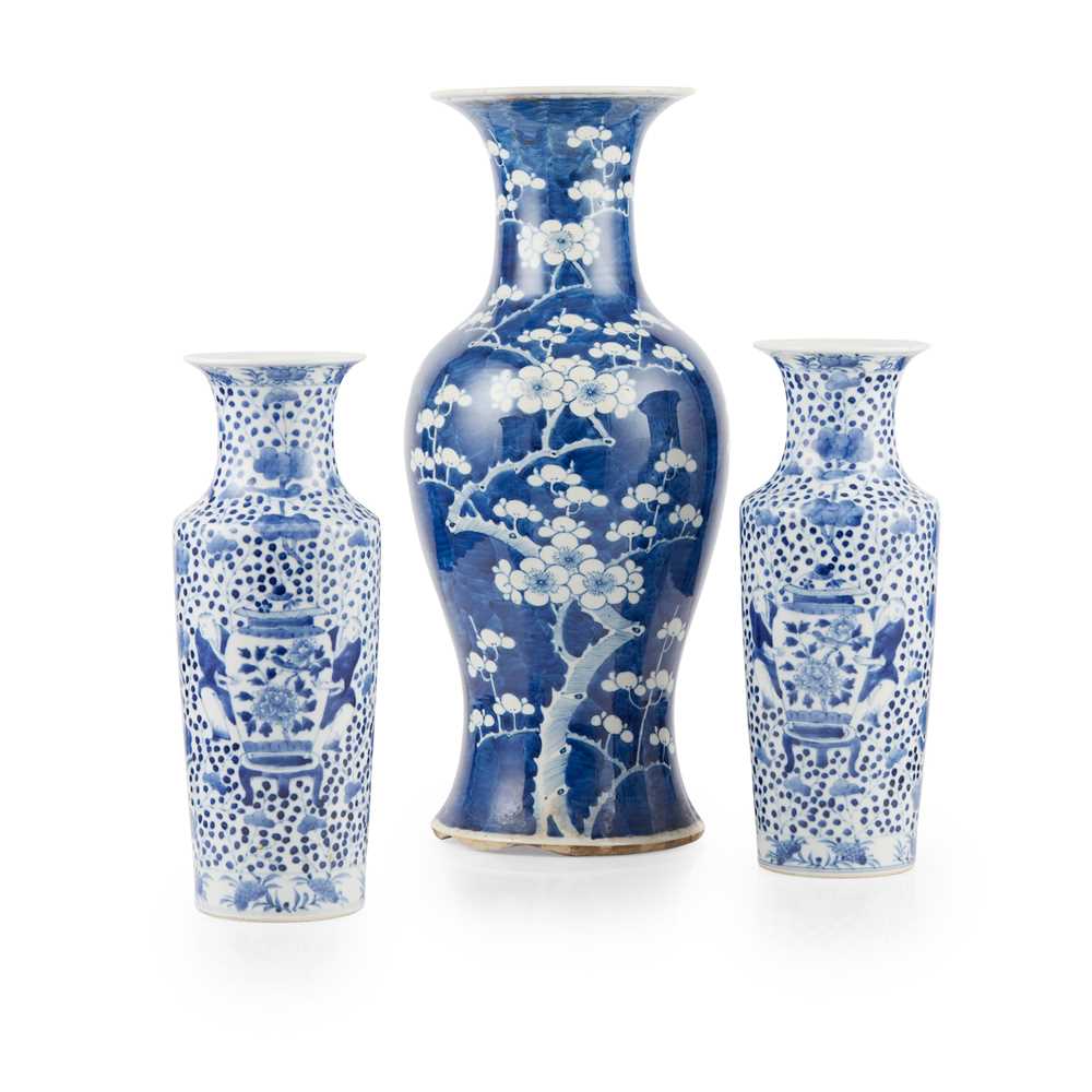 GROUP OF THREE BLUE AND WHITE VASES
19TH-20TH