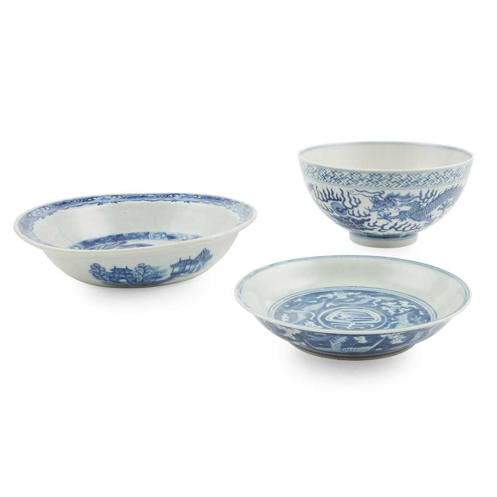 GROUP OF THREE BLUE AND WHITE WARES QING 2cc5c1