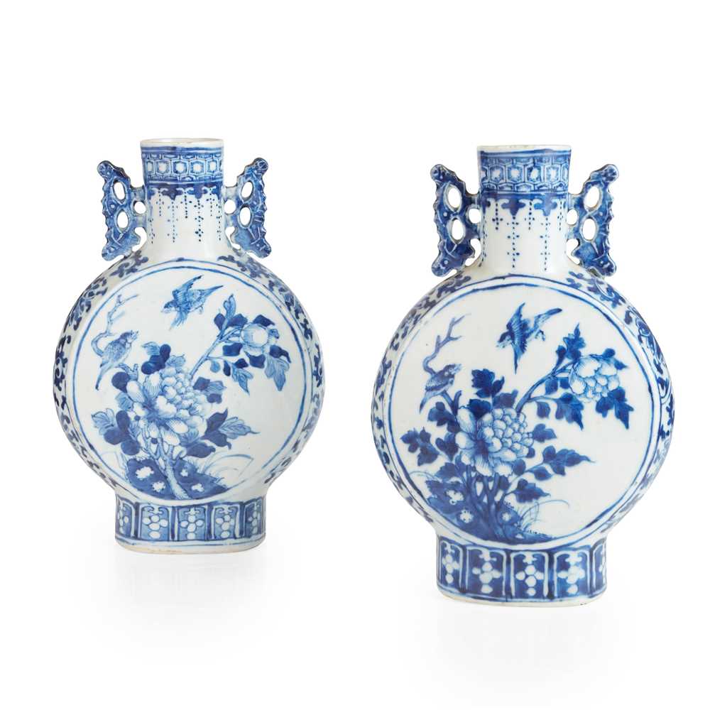 PAIR OF BLUE AND WHITE MOONFLASKS KANGXI 2cc5c9