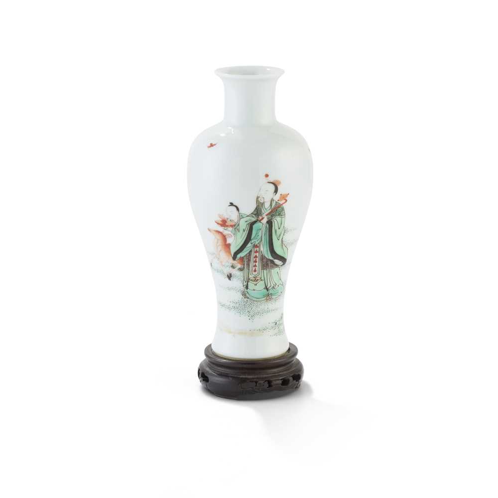 SMALL FAMILLE VERTE BALUSTER VASE QING 2cc601