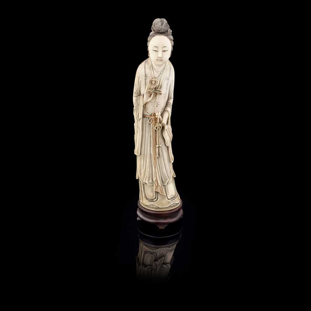 Y CHINESE CARVED IVORY FIGURE OF 2cca73