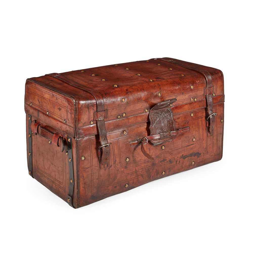 FITTED LEATHER TRUNK LATE 19TH  2ccd45