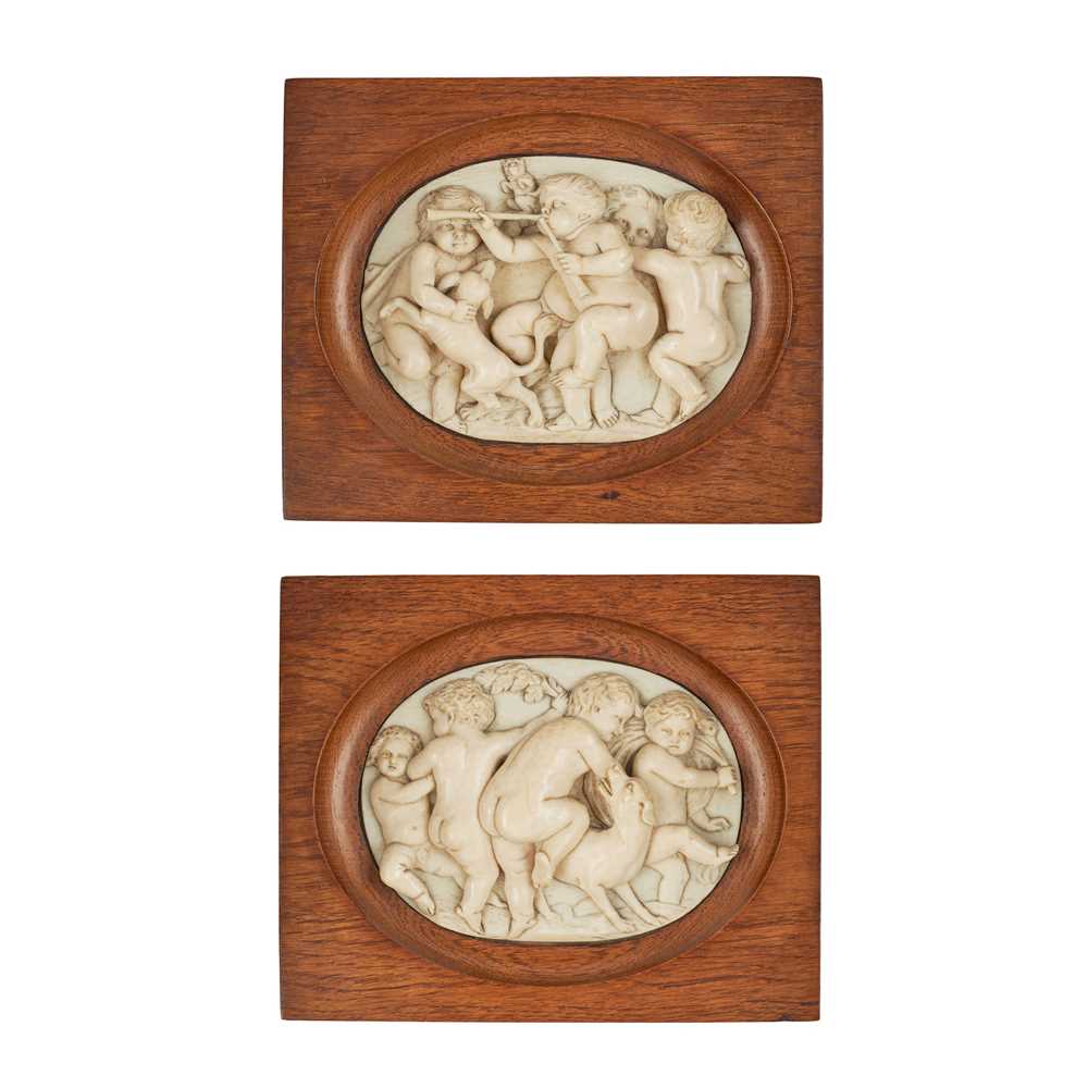 Y PAIR OF CONTINENTAL CARVED IVORY 2ccd55