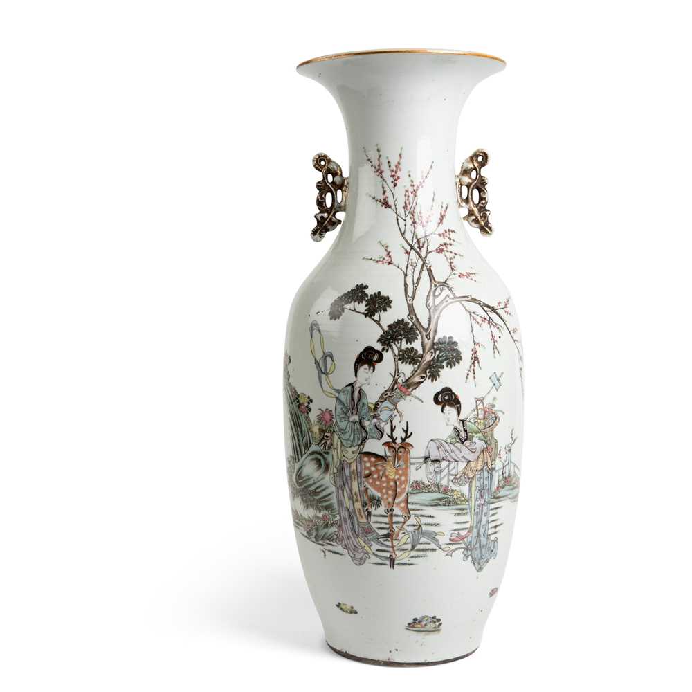 LARGE FAMILLE ROSE VASE
LATE QING