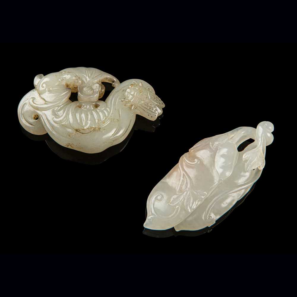 TWO JADE PENDANTS QING DYNASTY  2cce50