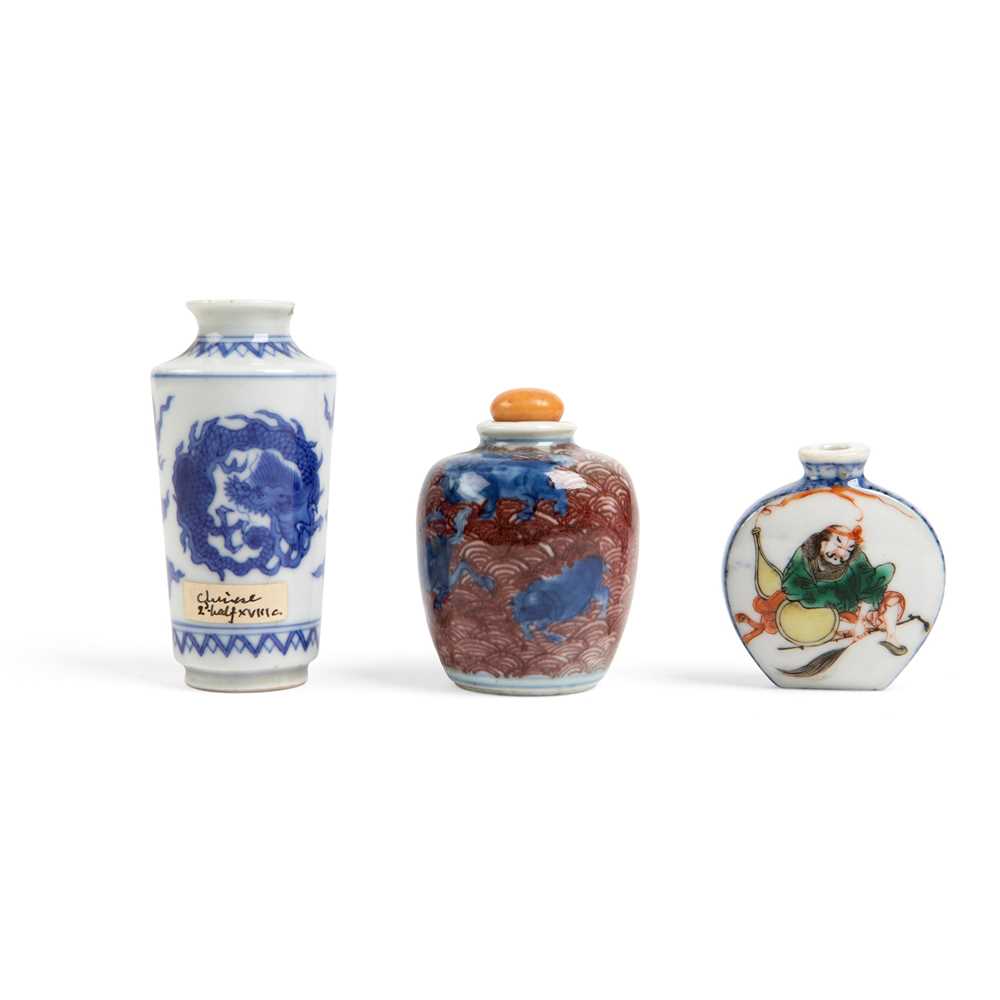 GROUP OF THREE SNUFF BOTTLES
QING