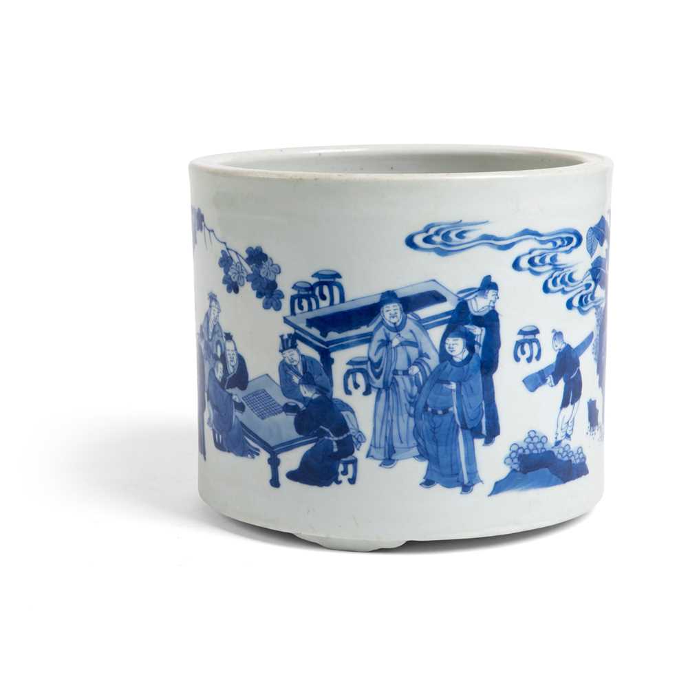 BLUE AND WHITE BRUSH POT
QING DYNASTY,