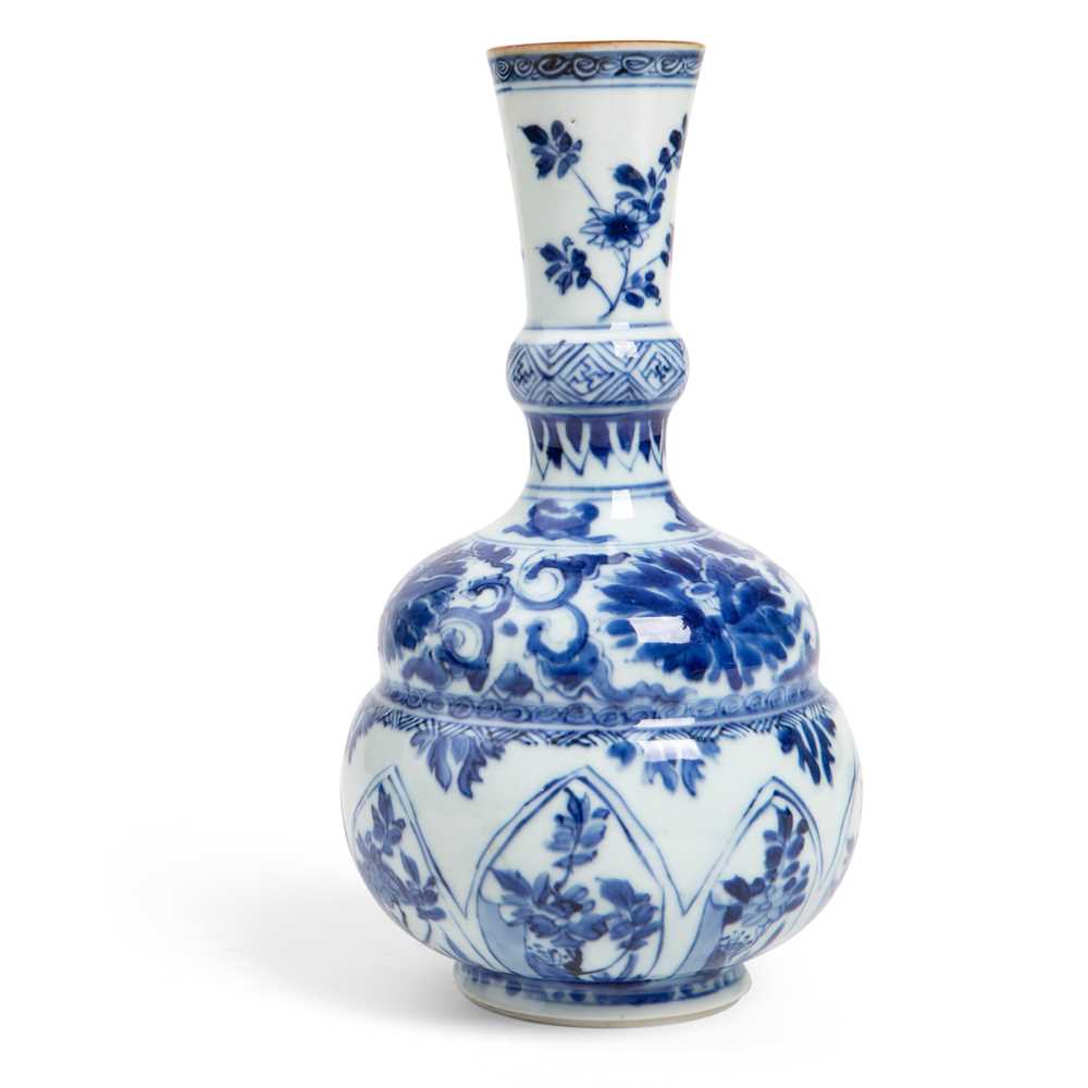 BLUE AND WHITE MOULDED BOTTLE VASE KANGXI 2cce8e