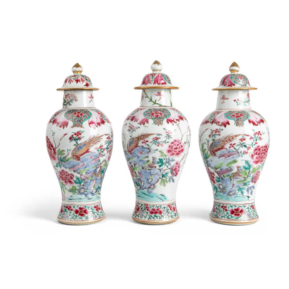 GROUP OF THREE FAMILLE ROSE LIDDED