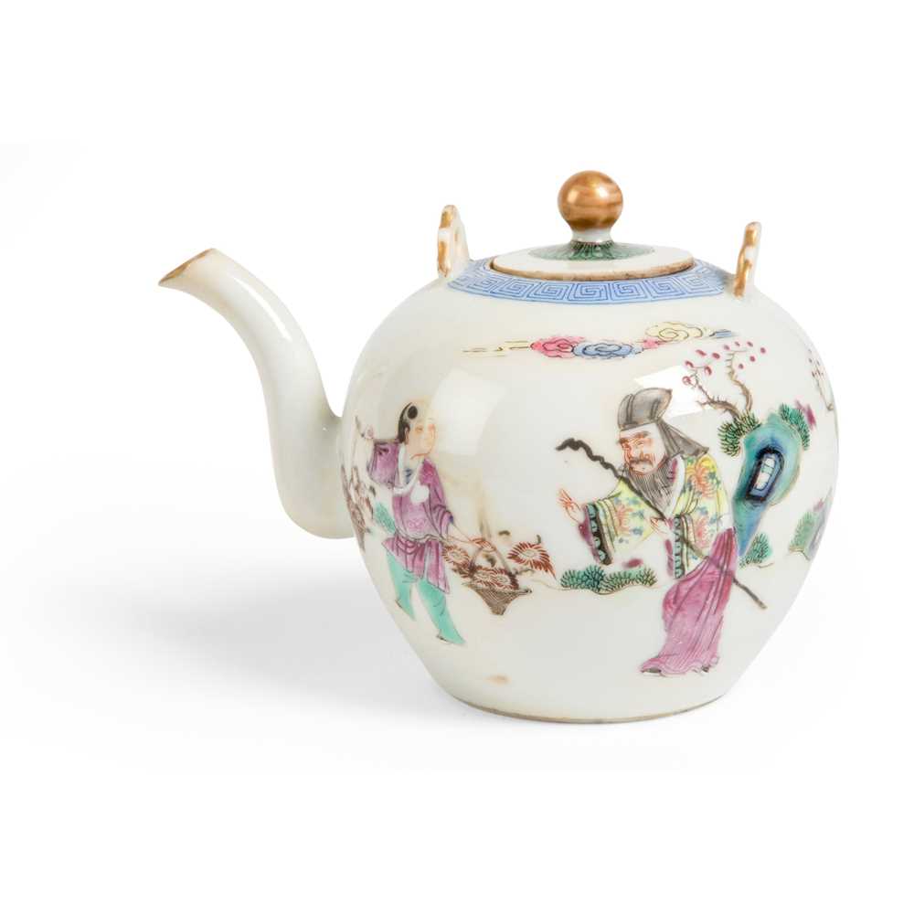 FAMILLE ROSE TEAPOT WITH LID
QING