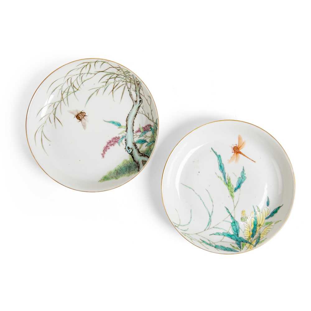 PAIR OF FAMILLE ROSE CIRCULAR PLATES TONGZHI 2ccecb